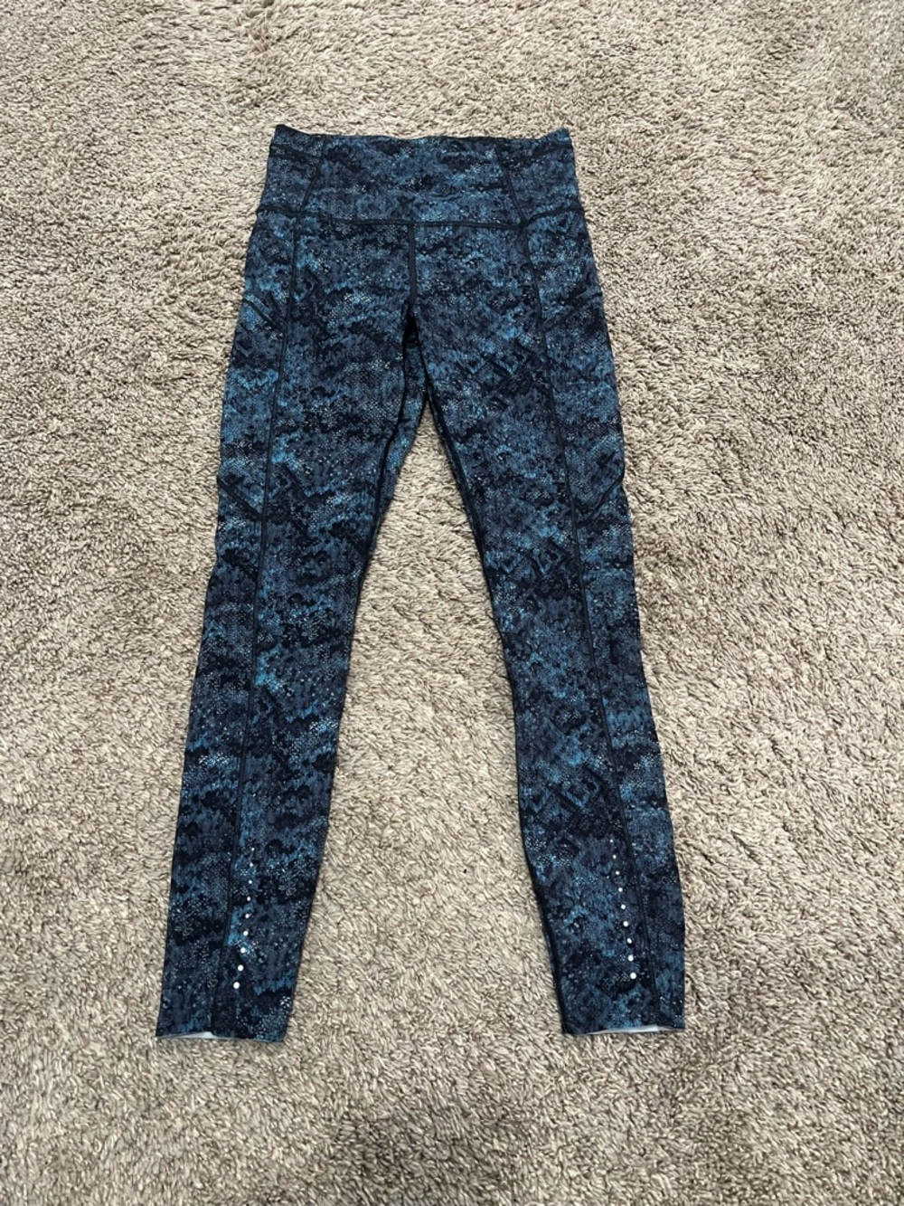 Lululemon Blue Marble Full on Luxtreme leggings size 6